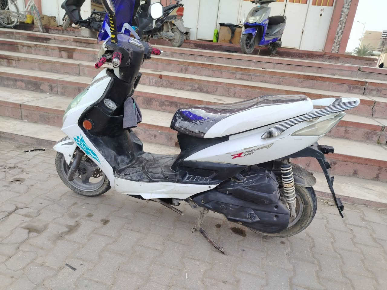 دراجه كايَمكو  رايسنك 125
السعر 650 وبيها مجال
رقم وراعيها اني مكلف بالنشر
***********
