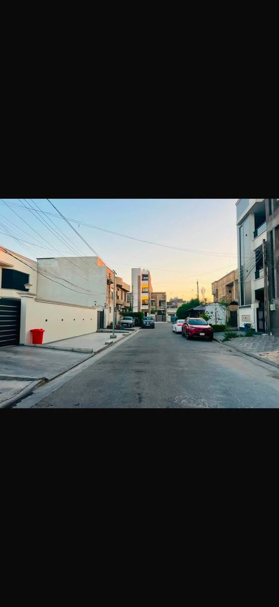السلام عليكم قطعة ارض للبيع المساحة (135) متر واقع حال (140)  واجة (6ونص ) نزال (21) ونص  في لاطباء شارع جمعيه حي جهاد عرض شارع (15) لاستفسار مكتب النسيم ***********.    ***********
