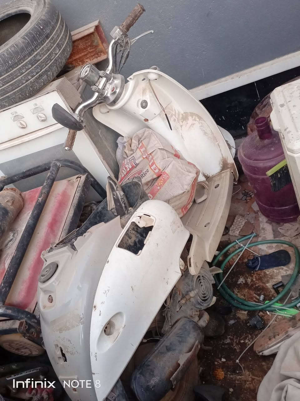 السلام عليكم (ابيع كوم حديد) اربع داجات وحده60 مصريه + وثنين صيني 140+ وحده ياباني 140 +شاصي +وياله ستين  كلهن مكاني ناصريه الاسكان الصناعي رقم***********
