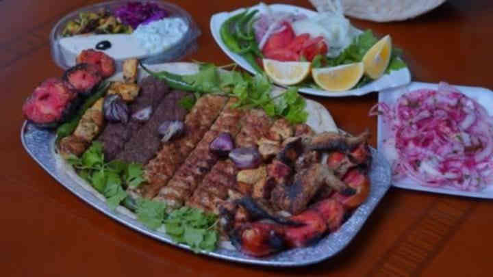 كافه المشويات متوفره وجميع الوجبات الرئيسية وبأسعار خياليه ما عليكم فقط الحجز ع الأرقام التالية *********** /*********** /*********** #العنوان قطاع ٣٠ شارع نعمه الريفي
