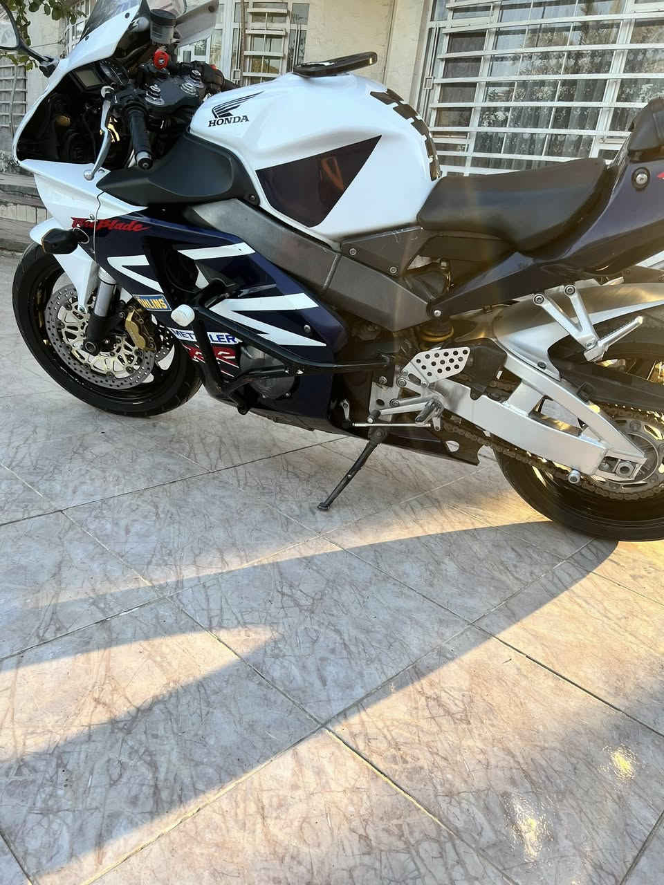 من رخصة الادمن / هوندا cbr دفل فاير بليد 954 دراجه كفاله عامه سكيورتي وياها سويجات ثنين مال جناي عليها ترتيبات وادامه بانزين كله محسن دراجه مرتبه وحلوه ويعرفون جناية ال 954 هاي دراجه شنو اوراق الگمارگ مال بصره موجوده واوراق المحل الطالعه منه موجوده دراجه جاهزة مناقصها شي 

سعرها 30 وبيها مجال للشراي ما اوگف ويا 

اخوان اللي يشوف الدراجه غالية علي يذكرنا بكلمة طيبة وان شاء الله يصعد اغاتها 

عنواني / بغداد جسر المثنى/ ***********
