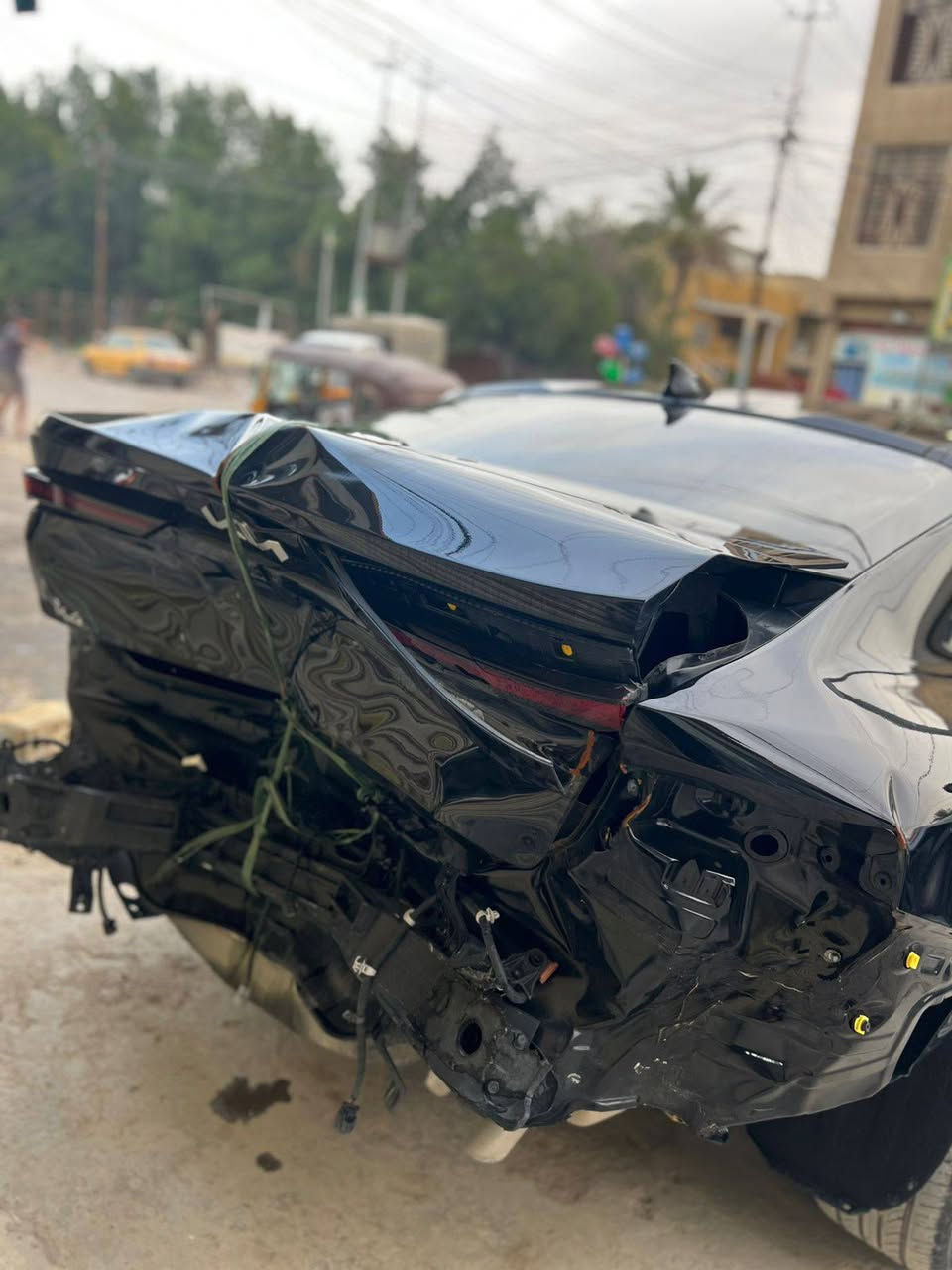 السلام عليكم سيارة للبيع الحادث موضح بالصور بدون ماطاك بيها ايرباكات السيارة بعدها على حادثها ما معمرة
وبدون رقم مكاني بغداد
 للاستفسار واتساب او اتصال على الرقم 
*********** اتصال 
 *********** واتساب
