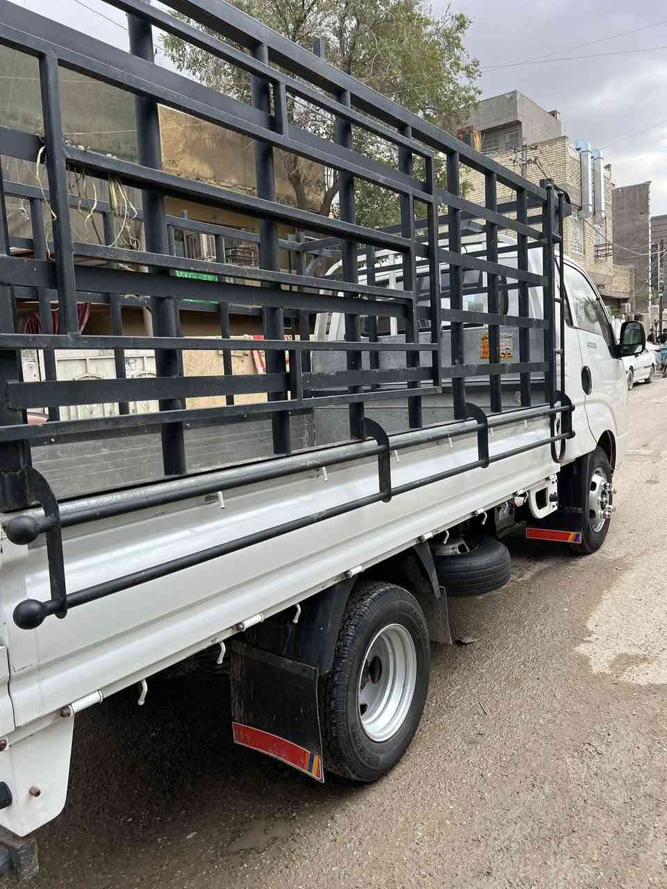 سلام عليكم 
كيه فحل موديل ٢٠١٧ السياره حلوه وجديده 
تخم تايرات جديده السياره بسمي تحويل مباشر مكينه ٤٠٠
السياره جاهزه  كامله بدون نواقص سياره جديده 
مكانها بغداد  السعر  ١٣٥وبيها مجال 
الهاتف (***********)
