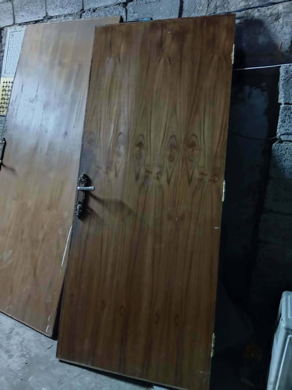 بيبان ٣ حديد جدد و ٣ خشب ١ المنيوم للبيع المكان ابو الدشير شارع الضغط سعر باب ٧٥ الف *********** شراي تصل
