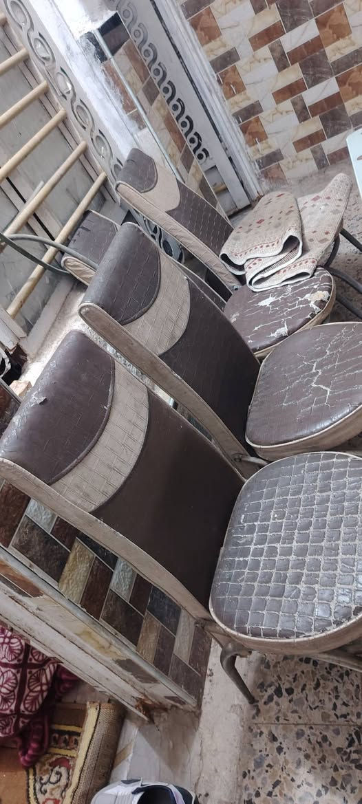 ميز طعام جام للبيع مع ٤ كراسي *********** اتصل بيه وتساب
