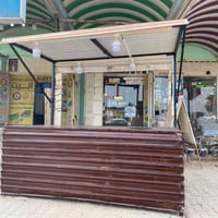 كشك حلويات ويرهم غير الحلويات طوله مترين وعرضه متر ونص سعره ٣٥٠ الف وب...