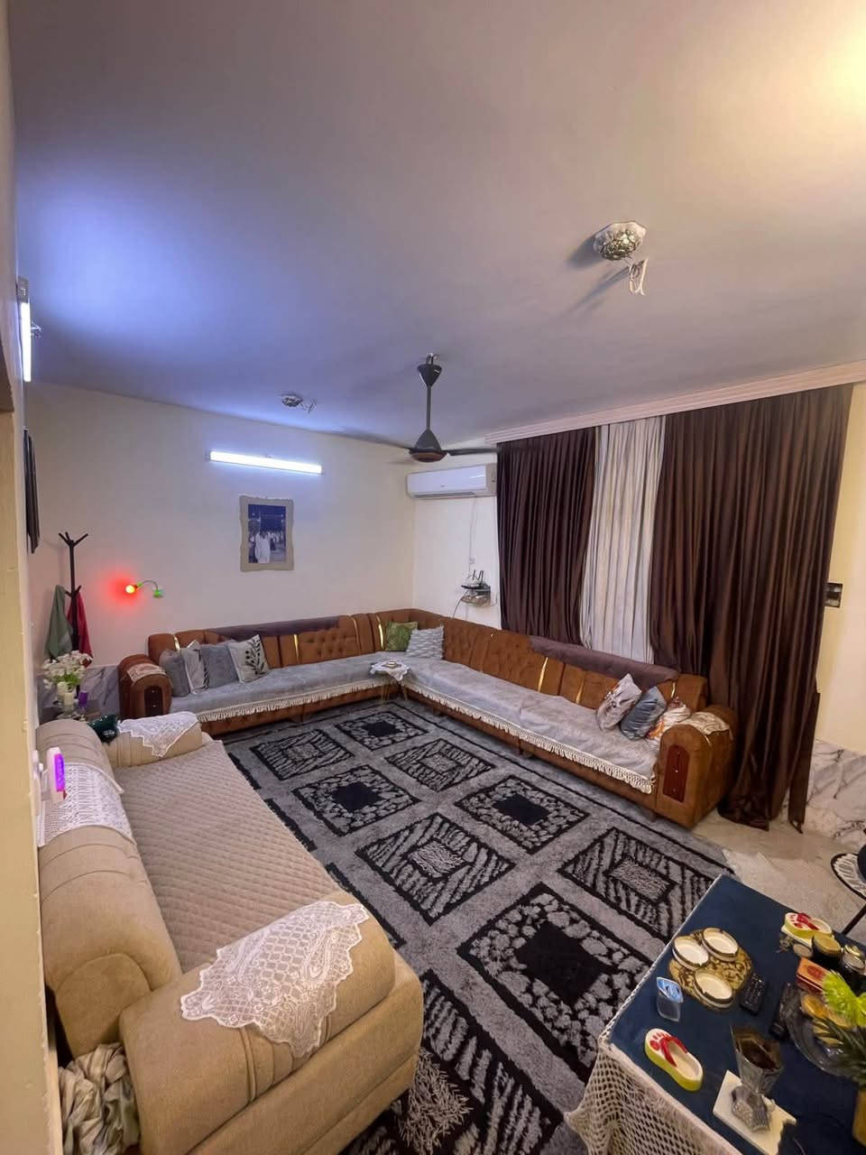 سلام عليكم دار للبيع مساحه 220
بناء طابوق يحتوي على غرفتين نوم وصاله واستقبال ومطبخ 
البيت مابي نقص من كل النواحي 
المجمع النفطي الدسيم الفرع الأول شارع ابو حسن الكبيسي 
للأستفسار 
*********** 
ملاحضه البيت يباع مع بعض الأثاث

