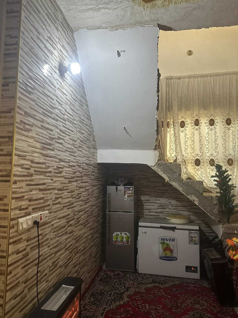 اللهم صل على محمد وال محمد 
نص بيت ركن بناء جديد.   على ساحه 
للبيع مساحه. ٨٠ متر. 
الطابق الأولى يحتوي. استقبال وصاله وغرفه جوه وتخاريج داخليه وخارجيه. 
ومطبخ والطابق الثاني ما كامل.  
 
📞***********
علي العذاري للعقار.
