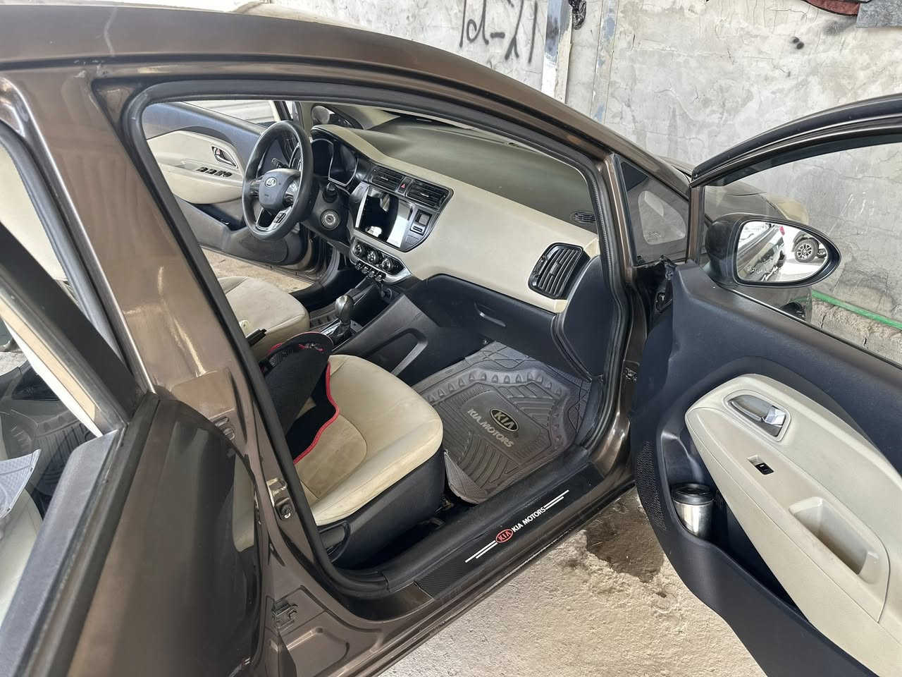 كيا ريو خليجي 2013
محرك دوش 1600
كفاله من الصبغ والضربه والتبديل 
شاشة كاربلاي 
وكاميرا خلفيه 
رقم نجف باسمي انكليزي الجديد المداور مباشر
حدادية جديدة 
تايرات جدد 
سيارة ناعمه وخير من الله
السعر 85وبيها مجال المكان نجف 
***********
