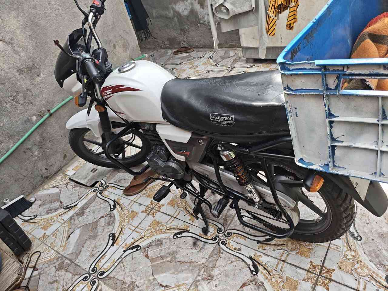 سلام عليكم ورحمه الله وبركاته دراجه 
ديوان موديل 2021 دراجه كفاله عامه السعر مليون 400وبيها مجال الشراي قليل ***********. العنوان البصره القبله
