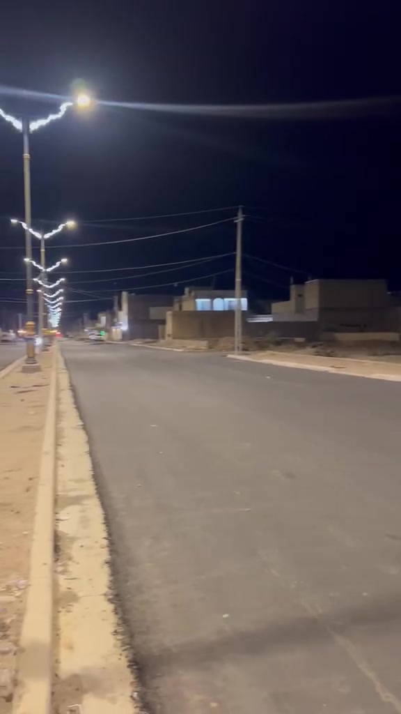دار للبيع نهاوند شارع 30 قرب البطاقه الوطنيه 200 متر  قاطين  موقعه حلو وتجاري لبيت له بابين رئيسيات  يحتوي القاط لاول على ستقبال وغرفتين وصاله مطبخ وصحيات وطارمه ومنور القاط ثاني يحتوي على 4 غرف نوم وصاله وصحيات  لبيت بناء حديث  لاستفسار واتساب ***********
