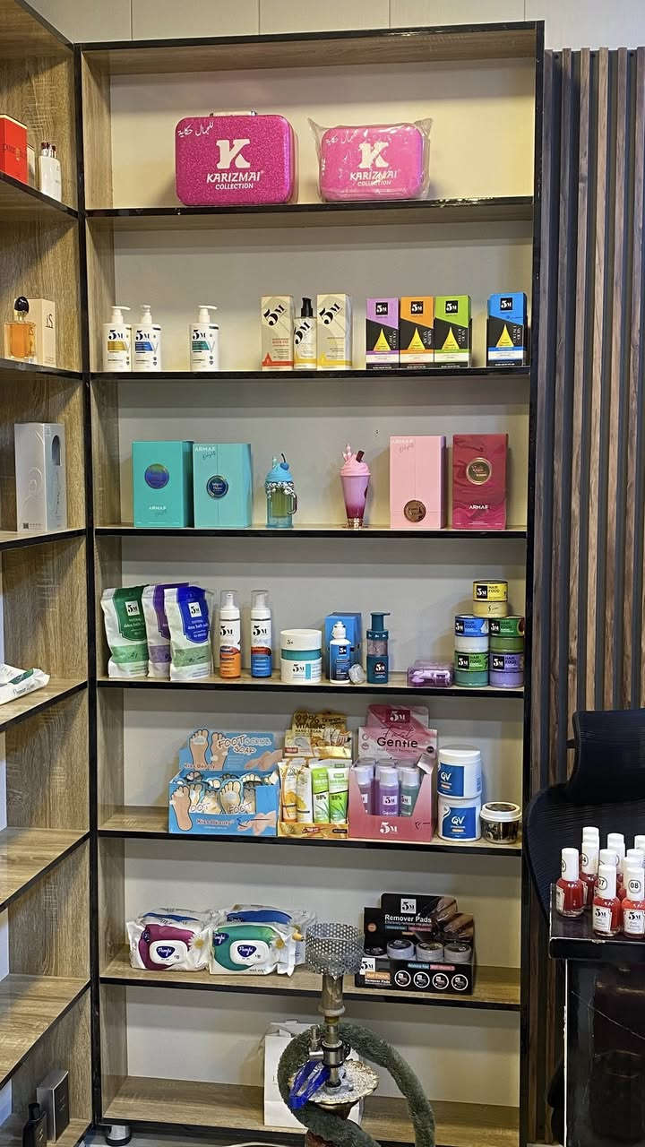 فاترينات + ميز كاشر + كرسي مكتبي + فاترينه وسطية 
ابيعهن شلعة وحدة مستعجل عليهن 
***********
مكاني بغداد / مجمع حي صدام السكني قرب البياع
