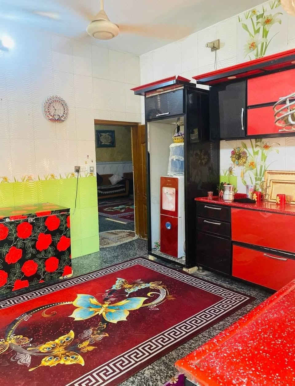 السلام عليكم بيت للبيع مساحته 400 يحتوي ع استقبال وهول وغرفتين ومطبخ حار وبارد وصحيات دخليه وخارجيه سند 25 ويحتوي ع محل مكان البيت حله كريطعه مقابل سيطره الوزير السعر 120 وبي مجال الاستفسار الاتصال ع الرقم ***********
