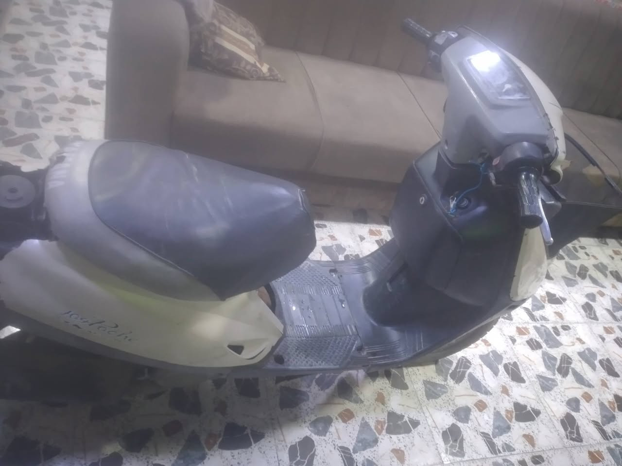 للبيع ماطورشرط هندرواحديشتغل درعونظيف تحريكا ومعدل نارمكينه خرسه خير من الله شاصي تقويه زوج تايرات جديده اصطاب أمامي وخلفي سعرو(١٥٠)بيها مجال شاري بس يخابرني(***********)(***********)حي النور
