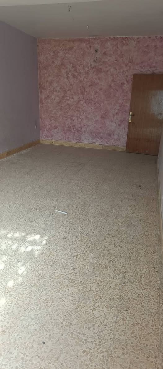 للبيع دار سكن طابو ملك صرف بسمي مساحة 200 م طابقين الطابق الأول ستقبال +مطبخ+ثنين غرف نوم +صالة+حمام أرضية كاشي الطابق الثاني أربع غرف النوم+صحيات أرضية سيراميك كراج كبير +حديقة السعر ١٣٥ مليون وبي مجال عنوان ديالى بعقوبة كاطون الرازي قرب مرطبات البلور الولة رقم الهاتف *********** بيع نقد فقط
