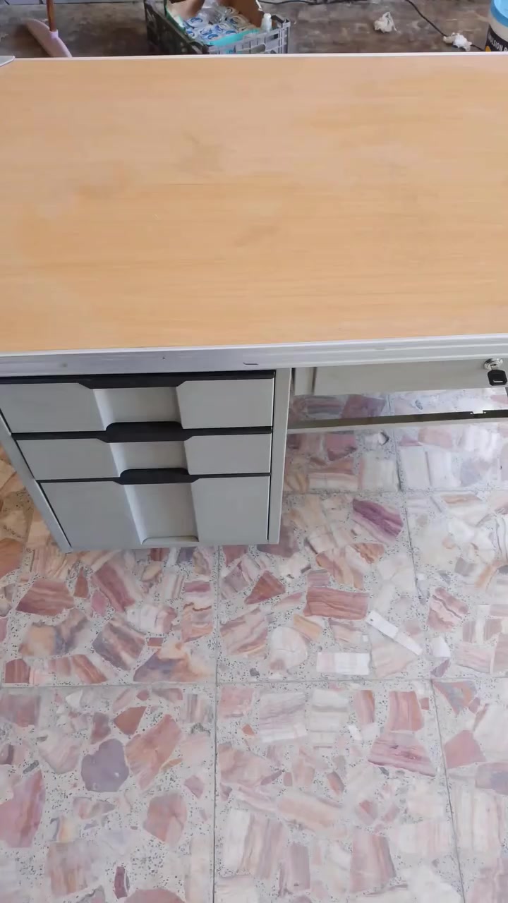 السلام عليكم ميز مكتبي مع كرسيين جلد لنظافه 90% للاستفسار ***********
