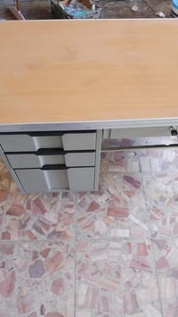 ميز مكتبي مع كرسيين جلد لنظافه 90% للاستفسار 07734171597