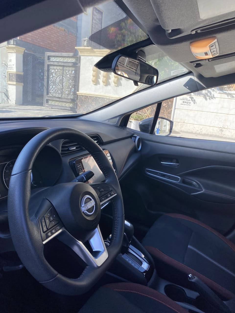 السلام عليكم نيسان فيرسا موديل 23 مرقم بغداد باسمي حادثها موضح بالصور تبديل بنيد فقط السيارة فول SR وهي اعلى فئة بالمواصفات سعرها 130 وبيه شي بسيط المكان حي الخضراء تلفون ***********
