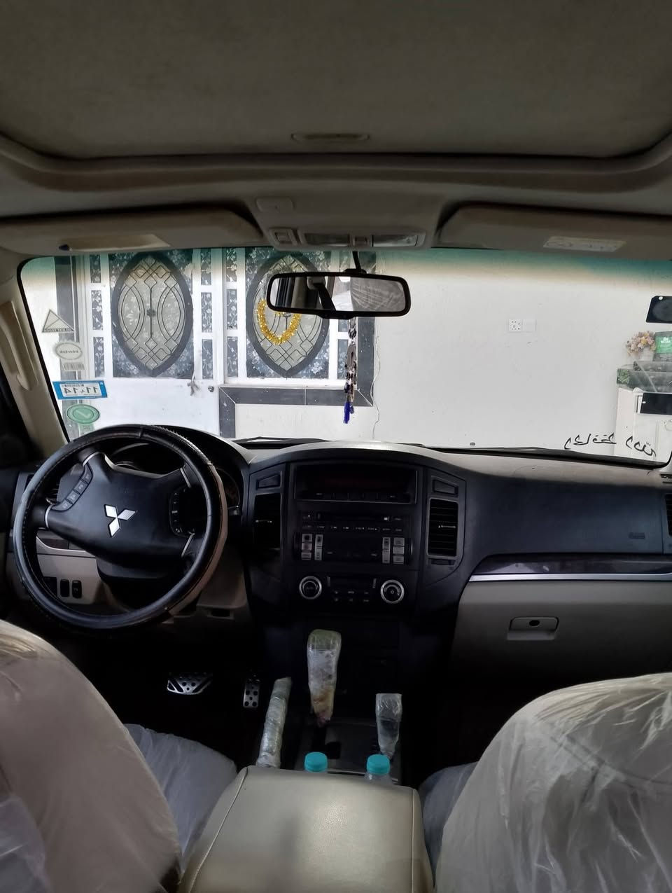 السلام عليكم
باجيرو ٢٠١٣ لون صدفي 
السيارة بأسمي رقم بغداد الدولي الجديد  مشروع وطني 
المحرك ٦ سلندر ٣٥٠٠
المحرك ع البلاد يعني ممفتوح 
فتحة سلايد روف  منظومة زينون كاملة 
فور ويل 
اشاير بالمري إضاءة ترحيب المري شفط 
كشن السائق كهرباء 
تحكمات ثلاجة بين الكشنين 
٧ راكب ٣ قطع تبريد مركزي منفصل 
السيارة حلوة وجديدة ونصبته كولش حلوة 
إدامة كاملة ع السيارة
اخوان غير متواجد على الفيس 
الرقم بي واتساب 
***********
السعر 155$ وبيها مجال الشراي بيك خير وتدلل
/البصره 
اخواني شوف  وتدلل
