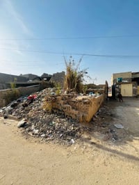 وبركاته مكلف بالنشر للبيع قطعة أرض المساحة 200 متر ركن بيها هيكل قديم ...