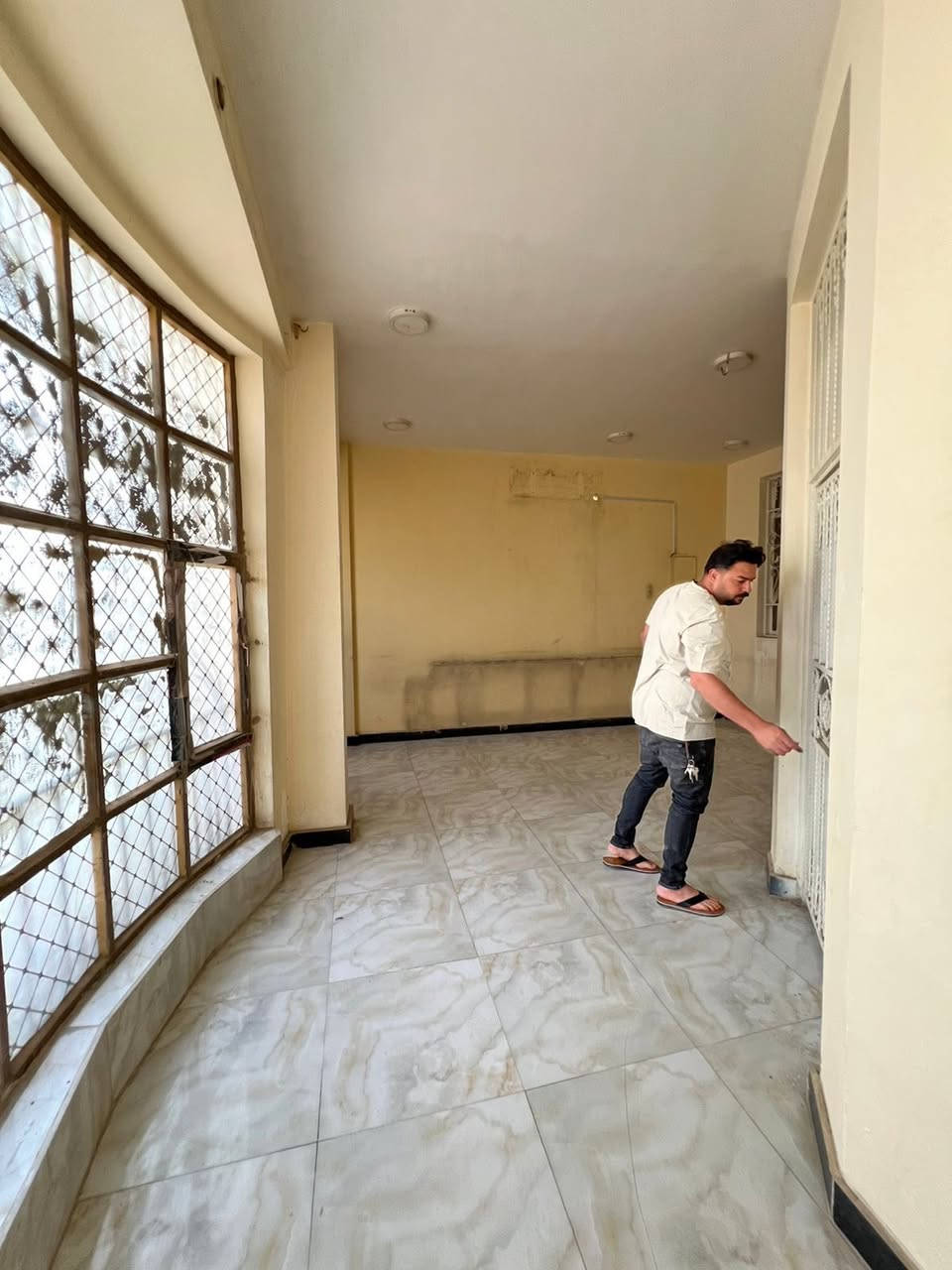 شقه سكنيه طابق حي الفرات عل شارع مباشر غرفتين وصاله ومطبخ وصحيات مساحه ١٥٠ متر سعر الايجار ٣٥٠ للاستفسار *********** او مراجعه مكتب الماس
