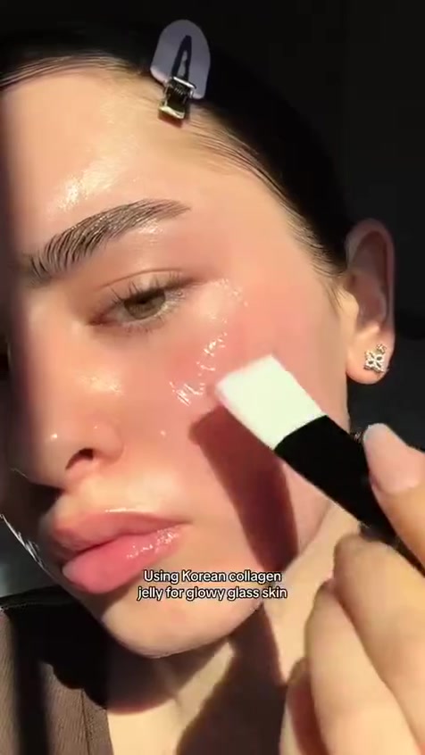 ✨ كريم جيلي بالكولاجين من ماركة ميديكيوب الكورية (Medicube Collagen Jelly Cream) كريم مرطب والمقاوم للشيخوخة من المنتجات الشهيرة التي تمنح البشرة مظهر البشرة الزجاجية الممتلئة (Glass Skin). 

يتميز بتركيبة جل خفيفة سريعة الامتصاص توفر ترطيباً عميقاً ويحتوي على كولاجين متحلل، نياسيناميد، وببتيدات لتحسين مرونة البشرة ومقاومة علامات الشيخوخة و يساعد في شد البشرة، وتقليل الخطوط الدقيقة، ومنحها إشراقة طبيعية. 

الفوائد الرئيسية
✔️يحتوي على ثلاثة أنواع من الكولاجين النقي والمحلل المجفف بالتجميد لشد البشرة ومكافحة الخطوط الدقيقة.
✔️ مدعم بالنياسيناميد (فيتامين B3) لتوحيد لون البشرة، تقليل التصبغات، وتضييق المسام.
✔️ يحتوي على الإيلاستين، السكوالين، وحمض الهيالورونيك لحبس الرطوبة داخل الجلد وتقوية حاجز حمايته.
#الاصلي المنشأ كوريا 🇰🇷
🚘 يوجد خدمة توصيل لجميع محافظات العراق ٤ الاف  
للحجز: ***********
