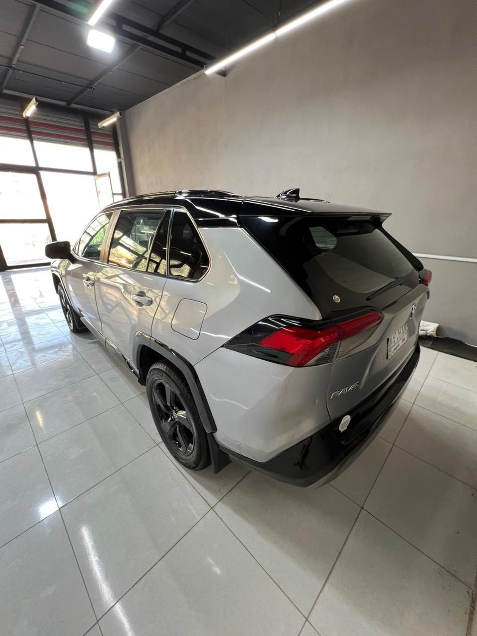 السلام عليكم
تويوتا راف فور xse هايبرد 2021 اعلى فئة تو كلار

مواصفات فول السياره 

بيها نص بنيد و نص جاملغ خلفي بدون ايرباك شرط و بدون تبديل راديرات كله بلادي 

تخم تاير جديد جواها ماشية 65 الف كيلو متر سياره بدون مصرف دينار واحد

سعرها 250 او مراوس بكورلا كروس 
مكان السياره بغداد و ديالى
***********
