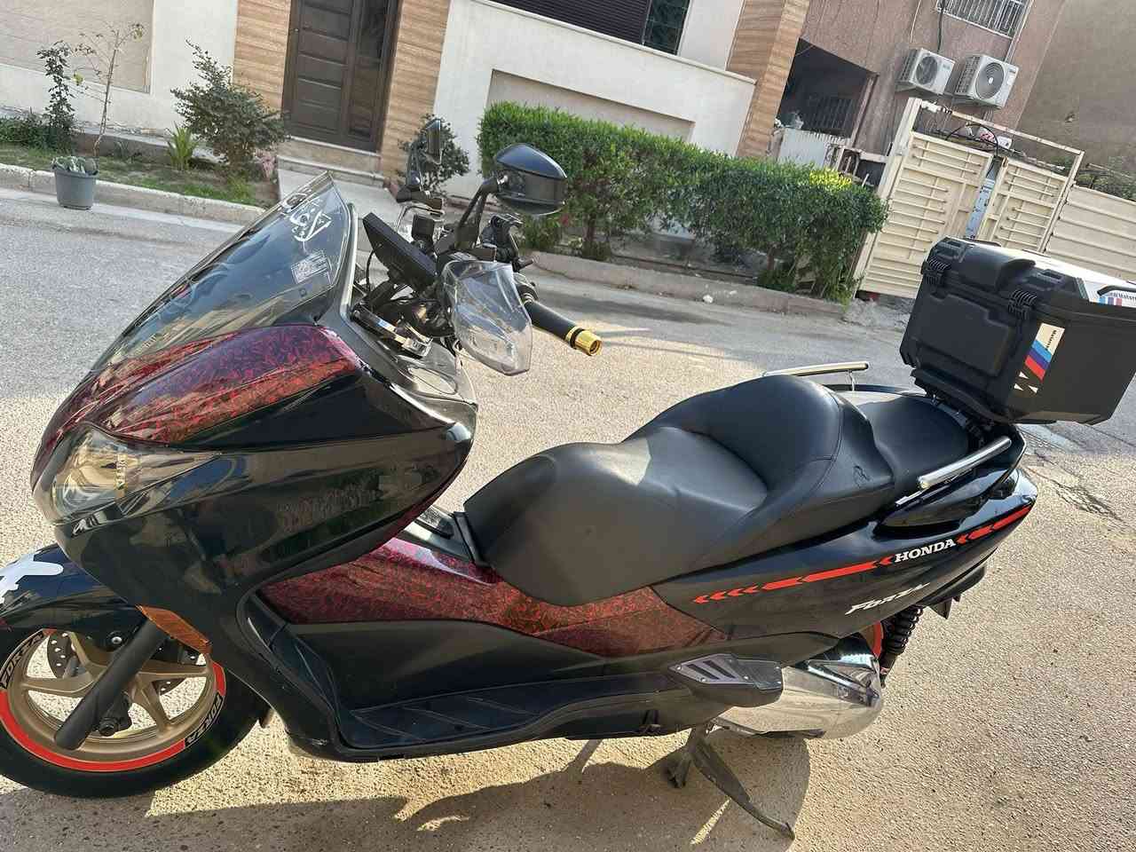 السلام عليكم 

فورزة 0.10 كفالة الدراجة مكينة وكير وكلشي 

4 تحويلات 7 كير 
بيهة غراض تزويد هواية 
1مصدات هوائية 
2مري عكرب اصلية مضلله 
3سماعات امبثري صوتهن حلو 
4قاعدة موبايل اصلية 
5صالنصة موراك اصلية من الخارج بيهة 
6عنابير بريكات سلفر ونج حجم كبير 
7 نيكل للمكينة 
8قاعدة كلاصات اصلية 
9جنطة سفر مرتبة كلش 
10تجوات الراكب الخلفي نيكل 
11الدراجة abs بريك بالمكان شحطة ميشحط التاير 
12اربع منافذ شحن يوسبي 
منضومة زنون نهار الشارع كدامك يصير 

الدراجة ماشية 68 الف بصمتين جاهزات وحتى باتريهن مبدل جديد 
وادامة كاملة للدراجة قبل السفر بيهة 
ترايك ما اكلك وين حط بانزين واطلع وين متريد  
اكلفلك سرقة وعشاير بيهة شوية ملاحضات بالكفر وممبينات كلش الدراجة كلة محسن ودهن امزويل وادامة وكت بوكتة يعني تاخذ جاهز تايرات بالجيس تركب وتطلع استادي ما اتعبك 
الدراجة معروضة ب16 وبيهة مجال للشراي 
***********
بالعيد رحت للشمال وجيت دهن ما جيكت ولا فتحت شي بيهة تروح وتجي مغمض  الله يكتبهة لصاحب النصيب 🤍
