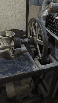 مثرامه لحم مستعملة قليل جدا السعر ٢٥٠٠٠٠٠ماءتان وخمسون ألف الموقع بغداد الكرخ هاتف ***********
