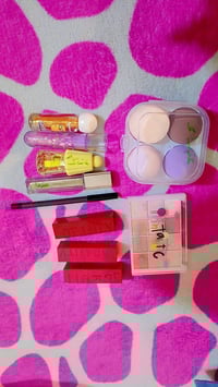 بنات بضاعه شي ان متنوعه بسعررر بلاااش  بث ع التك توك يوميا ساعه 9باللي...