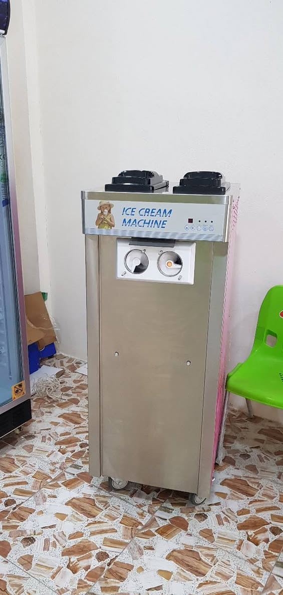اجهزه مكائن ايس كريم مستعمل قليل شهرين فقط للبيع سعر  40 ورقه عنوان كلار صمود  رقم موبايلك  ***********
