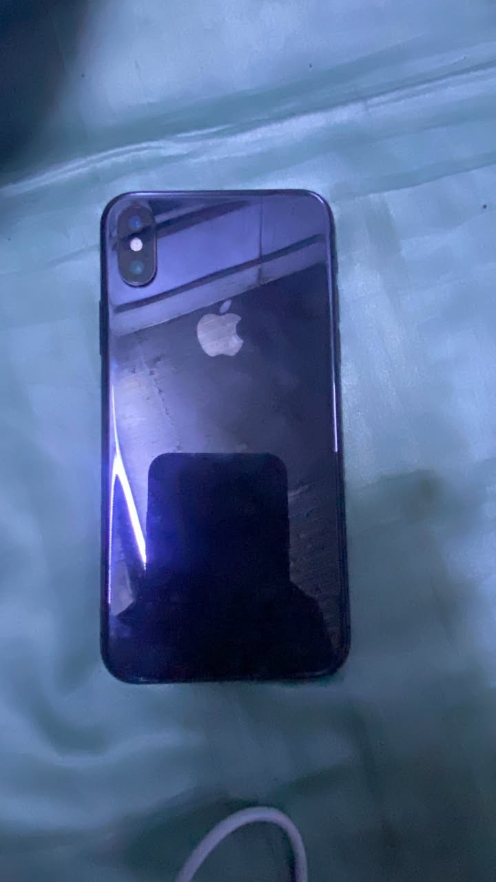‏سلام عليكم iPhone X الذاكرة 64 كله شغال بس بشاشة خفيفة خط صاير كما موضح بالصورة والباقي كله شغال عنواني بغداد مدينة الصدر وهاذ رقمي ***********
