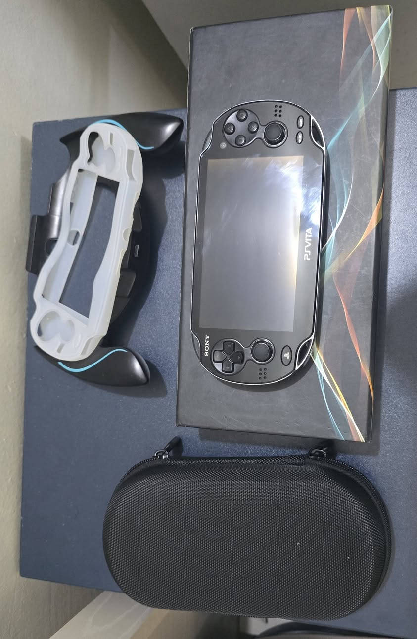 السلام عليكم 
عيدكم مبارك شبابنا 
جهاز ps vita نسخة الoled 
نظافة 95% 
الجهاز يجي بكامل محلقاتة 
ووياه حافظة جديدة ابد ما مستخدمة ووياه كفر ولزمة تجي مثل الكفر تحسن تجربتك باللعب 
الجهاز مهكر وتكدر تنزل عليه العاب الpsp ايضاً، ومنزل عليه ريترو ارتش 
سبب البيع اريد اخذ النيتندو الجديد 
سعرة 275 الف مع الملحقات الاضافية 
للتواصل خاص او ***********
