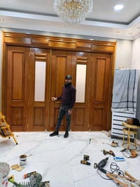 لدينا أبواب خشبية راقية بتصميم أنيق وجودة عالية، مثالية لتجديد منزلك أ...