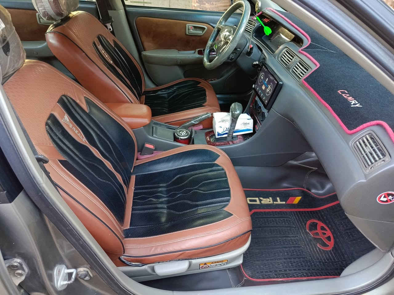 للبيع فقط كامري موديل 2000وارد امريكي محرك جديد كير جديد كهربائيات جديدة وبلادي ماملعوب بيها تبريد ثلج داخل نظيف كلش صدر امامي خلفي جديد تخم تاير جديد صار يومين شادة وباتري جديد صار سبوع من شديتة مصبوغة عام اثر جراد ضمان صبغ خمس سنوات  بدون اي حادث سيارة كاملة من كلشي وناعمة كلش ومتعوب عليها مال بيت لايت عالي ناصي زنون السعر المطلوب 82 وبيها مجال بسيط رقم الهاتف ***********
