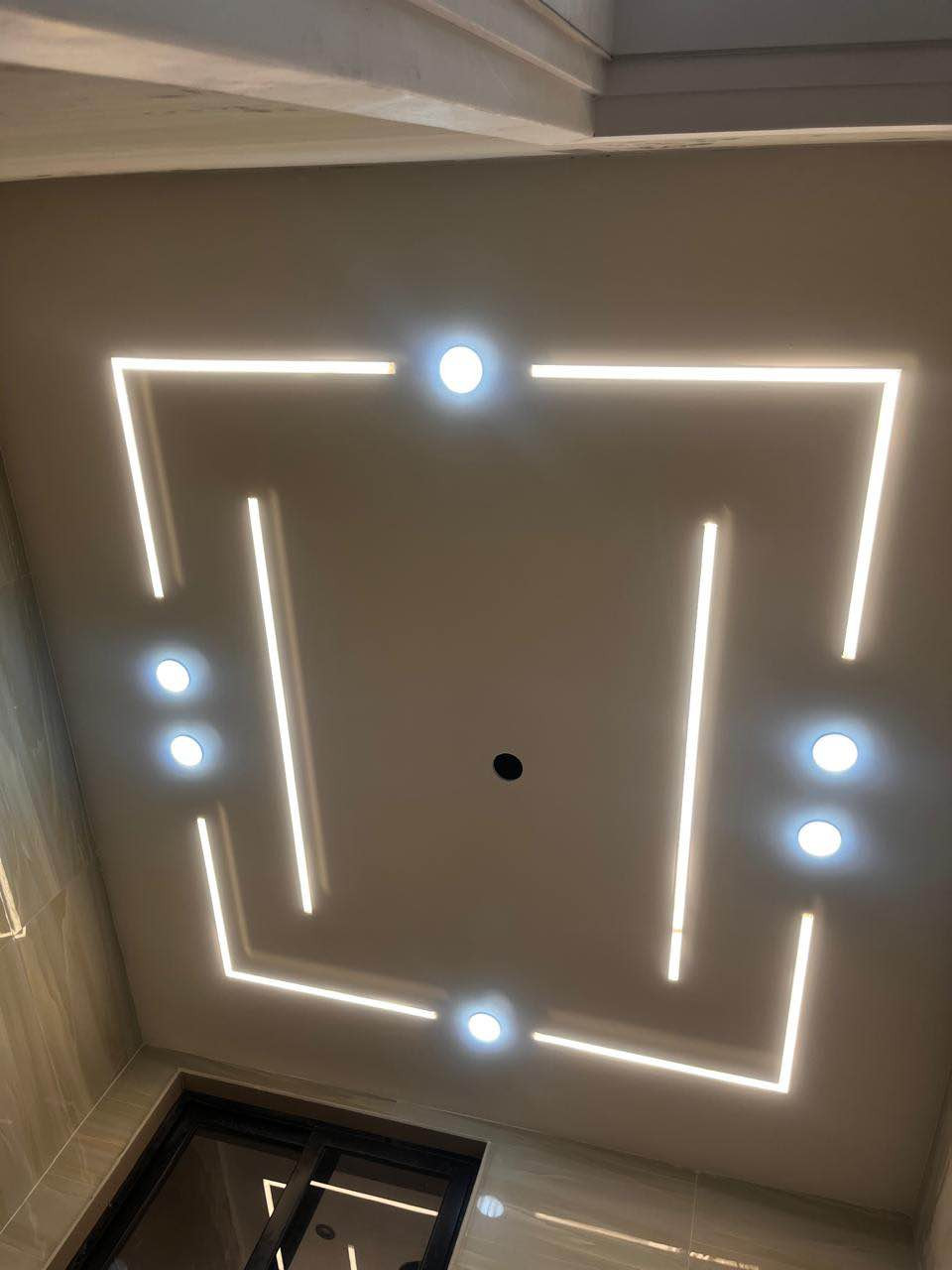 (الحمدلله والحمد حقة كما يستحقه حمداً كثيراً طيباً مباركاً). دار للبيع الكرامة الثانية مساحة الدار   154 واجهة 7.8م ونزال 20م  فول مرمر ارضيات الطابقين مع الإزارة والواجهة كلها مرمر تانكيات ماء عدد 2 سخانات عدد 2  درج جام مقسى شبابيك المنيوم مقطع تركي 7.5  ابواب تركي الداخلي مع القاصات فول سقوف ثانوية 5غرف نوم منها غرفتين اسويتات وستقبال 7*4.  هول7.25م*4م مجمعات صحية عدد 2.  من غير  السويتات مناور عدد2. مطبخ  لمعرفة السعر *********** او*********** حجي مشرق حلة, بابل
