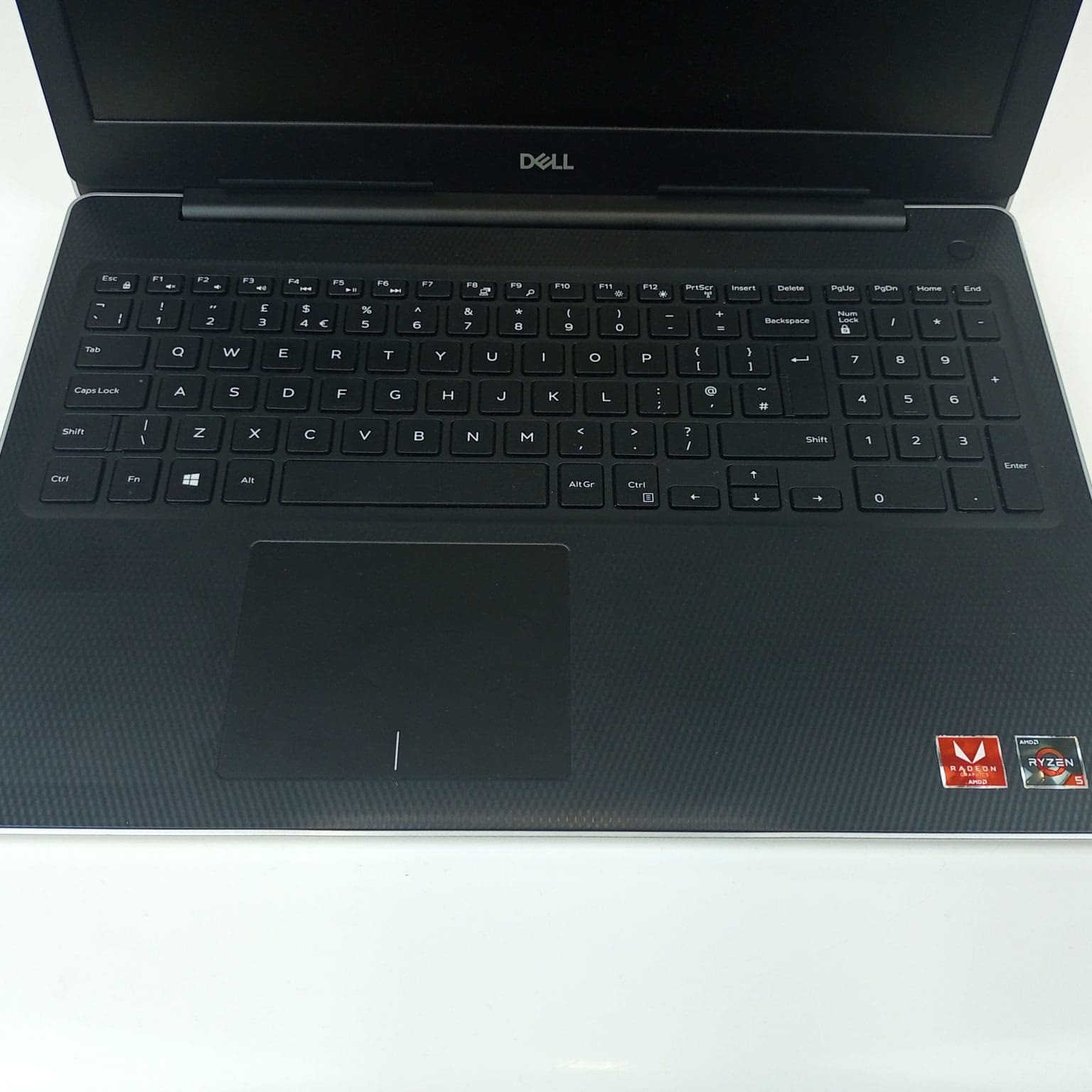 � لابتوب dell Inspiron 3585 – AMD Ryzen 5 2500U + رام 8GB 🔥
💻 المواصفات الأساسية:

 • المعالج: AMD Ryzen 5 2500U
 • الرام: 8GB
 • التخزين: SSD 512GB + HDD 512GB
 • الشاشة: 15.6 إنش 
 • كرت الشاشة: AMD Radeon Vega مدمج
 • الواي فاي + بلوتوث + منافذ HDMI & USB

⚡ مميزات التخزين المزدوج:

 • SSD لتشغيل الويندوز والبرامج بسرعة خارقة
 • HDD لتخزين الملفات والفيديوهات بسعة كبيرة

🎯 مثالي لـ: الدراسة، العمل، التصفح، والأفلام


**إذا كنت صاحب هذا الإعلان وتريد حذفه لأي سبب، رجاءا أرسل رسالة إلى الدعم الفني**