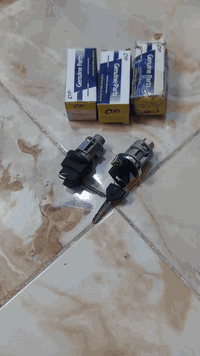 السلام عليكم. لبة تشغيل مع مفتاحين لسيارات كلايزر7راكب موديلات 91_95. سعر اللبة الأصلية 35الف .والبلاستك30الف كما يوجد لدينا توصيل لجميع المحافظات وتساب او اتصال ***********
