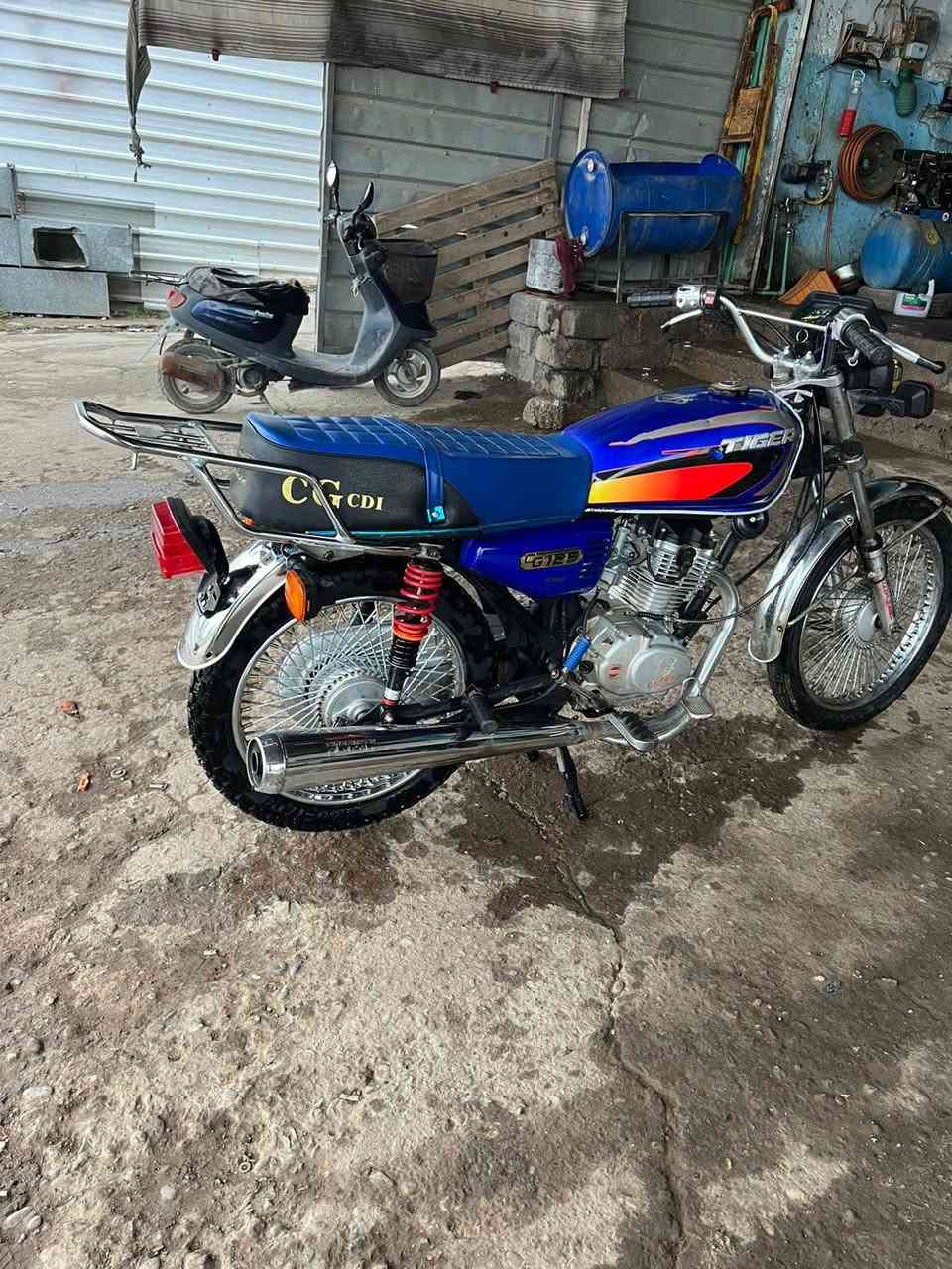 سلام عليكم دراجه 2019 للبيع مكينه شرط ما مفتوحه ويرمنيه كلها شغاله تايرات جداد بريكات امامي خلفي كلو شغال مطور جاهز من كل شي : سعر500 وبي مجال شراي بيك خير وتدلل مكان زنجلي : اتصل ودلل: ***********
