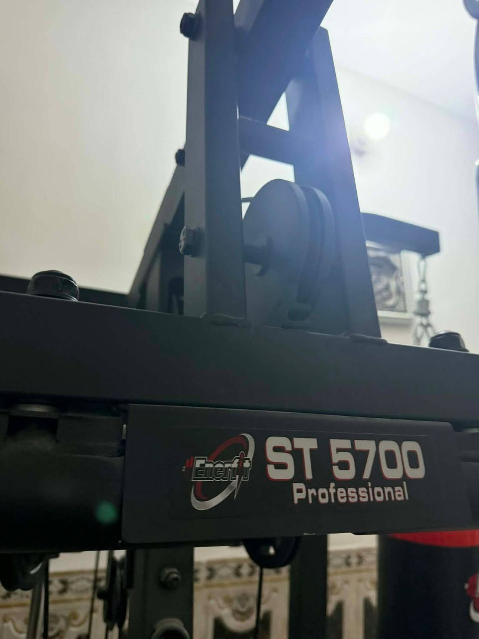 السلام عليكم ورحمة الله
مكلف بالنشر
جهاز رياضي متعدد الاستعمالات الرياضيه

Multi Gym 

Home Gym Machine
أي جهاز النادي المنزلي لأنه يجمع عدة أجهزة في جهاز واحد.

وهو جهاز جيم منزلي متعدد التمارين.
العلامة الظاهرة عليه هي Enerfit، وغالباً هذا النوع يأتي بعدة محطات تمارين في جهاز واحد.

التمارين التي يمكن عملها بهذا الجهاز:
تمرين الصدر (Chest Press)

تمرين سحب الظهر العلوي (Lat Pulldown)

تمرين الفراشة للصدر (Butterfly)

تمارين الذراعين (بايسبس وترايسبس)

تمارين الأرجل

تمارين البطن

الأجزاء الظاهرة في الصورة:
مقعد التمرين

أذرع الفراشة للصدر

شفت السحب العلوي

بكرات مع أوزان

أسطوانة تمارين الأرجل

كيس ملاكمة جانبي ضخم جدا 

✅ هذا الجهاز يعتبر نادي رياضي كامل في البيت لأنه يسمح بعمل أغلب تمارين الجسم
المساحه التي يتطلبها الجهاز ٣ متر في ٣ متر 

السعر المطلوب ٧٠٠ الف
الجهاز بحاله الوكاله نظافه ١٠٠ بالمئة
مكانه الجهاز الفلوجه حي الجغيفي الثانيه
للاستفسار
***********
***********
***********
