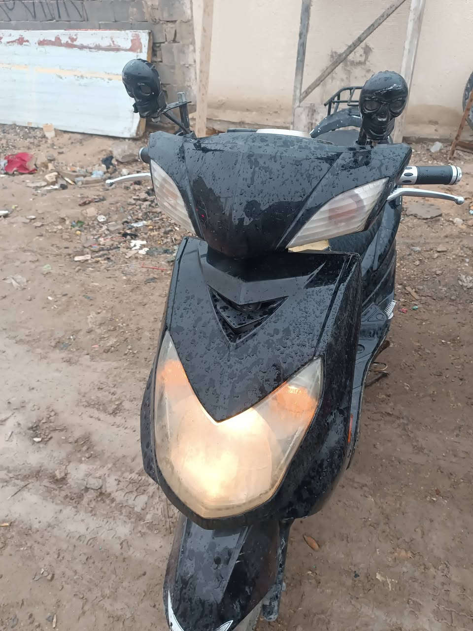 السلام عليكم عندي دراجة سكنس فحل للبيع كلة شغال عندي بس السلف واكف وهذا الصوت البل مكينة رايدها 400 وبيه مجال***********
