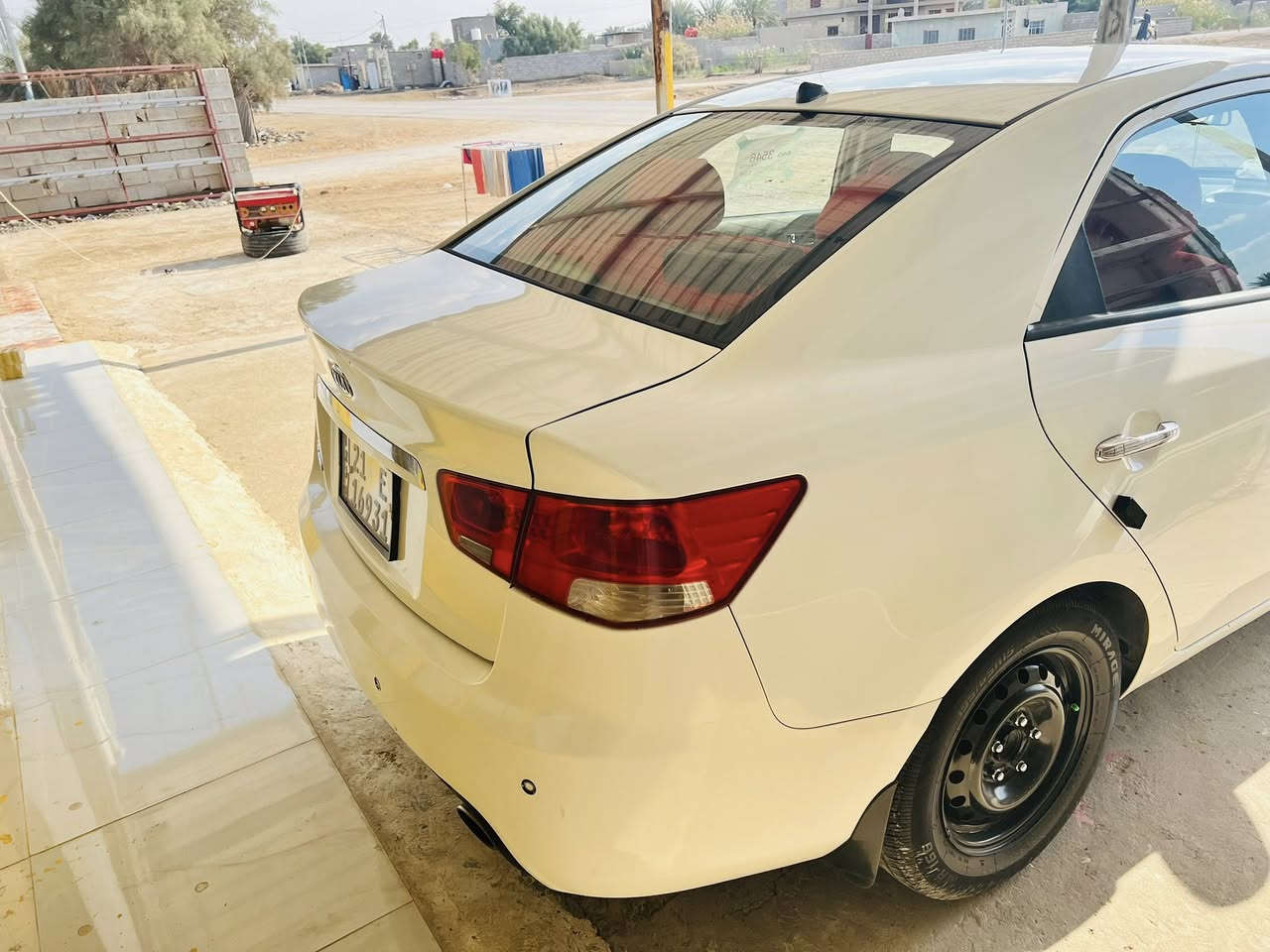 السلام عليكم ورحمة الله وبركاته للبيع سيراتو ٢٠١٣سياره بيه مكانين بارد وباقي مكفول كير مكينه كفاله
تبريد حداديه تاير كله جديد 
سياره مواصفات عاديه 
مكان سياره واسط الشحيميه ***********
سعر١١٠
