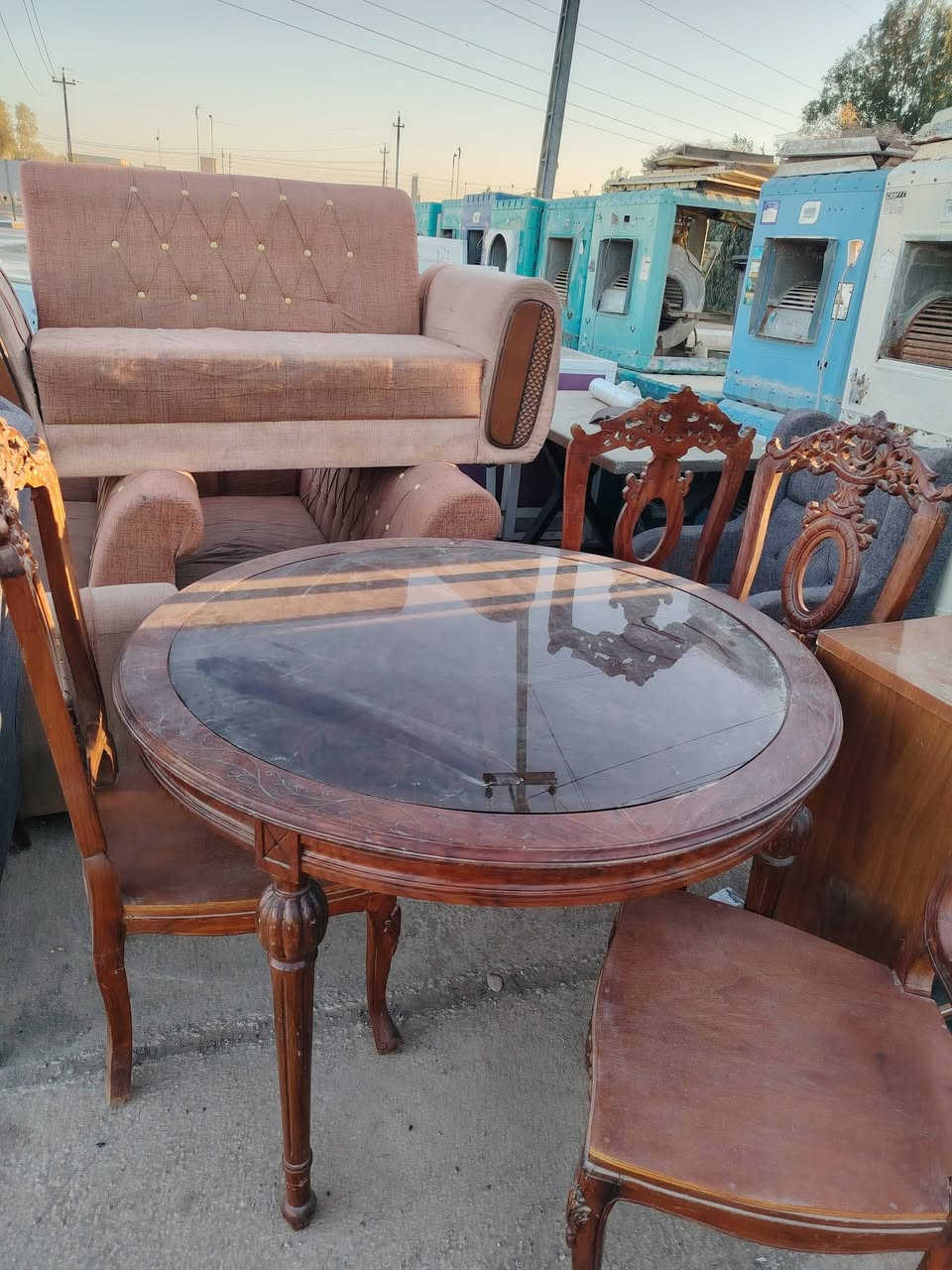 لبيع وشراء الأثاث المستعمل والجديد ومراوس كاطون مدخل الرازي شارع السايدين قرب المجسر مقابيل الملعب نشتري كافت الأثاث المنزلي ولمكتبي وغرف نوم تركي صاج عراقي للاستفسار هاتف وتس اب ***********
