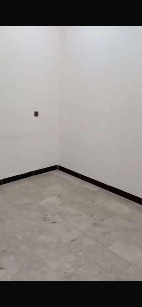 مشتمل حديث معزول طابق ارضي للايجار في قادسيه قرب ساحه قحطان موقع جيد مساحه ١٧٠ متر يحتوي على غرفتين نوم وصاله وهول ومطبخ وصحيات ٢ ومنور وكراج سعر الايجار ٨٠٠ دولار قفل للاستفسار ***********
