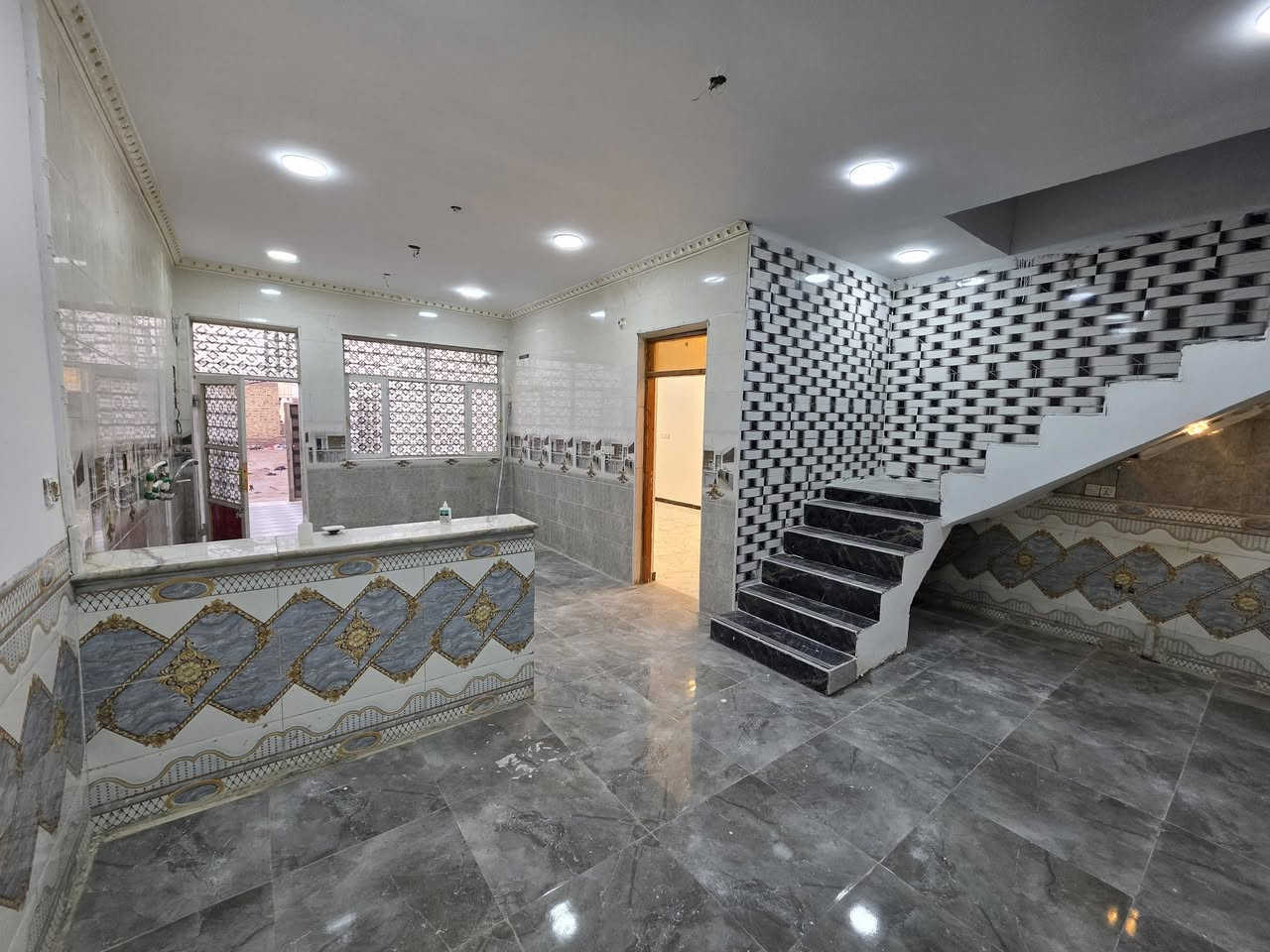 بيت للبيع طابو زراعي سند 25مسجل بلبلديه كوت حي الحكيم شارع حي الوائلي قريب على الشارع العام تفاصيل البيت البناء طابوك المساحه 160م ،مربع يحتوي على غرفتين نوم وصاله ومطبخ وستقبال وكراج وحديقه السعر ٦٧ وبي مجال الاستفسار مراجعه مكتب دلاليه احمد السعيدي  قرب حسينيه بيت خليفه الاتصال *********** _***********

