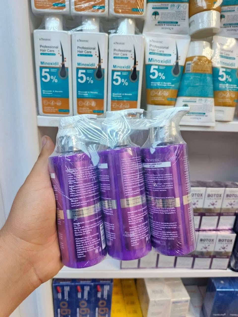 المنتج الموضح في الصورة هو Kormesic Botox Collagen Body Lotion. 
يُعد هذا المستحضر لوشن للجسم غنيًا بالكولاجين والكيراتين.
يهدف إلى ترطيب البشرة وشدّها وتجديدها.
يوفر قوامًا منعشًا وغير دهني.
يمكن أن يساعد في تقليل ظهور التجاعيد وتحسين مرونة الجلد.

سعر القطعة 5 الاف💎
للحجز والاستفسار مراسلة الصفحة او مراسلة هذا الرقم 👇🏻
*********** واتساب
🚘 متوفر خدمة توصيل لجميع محافظات العراق 🚘
