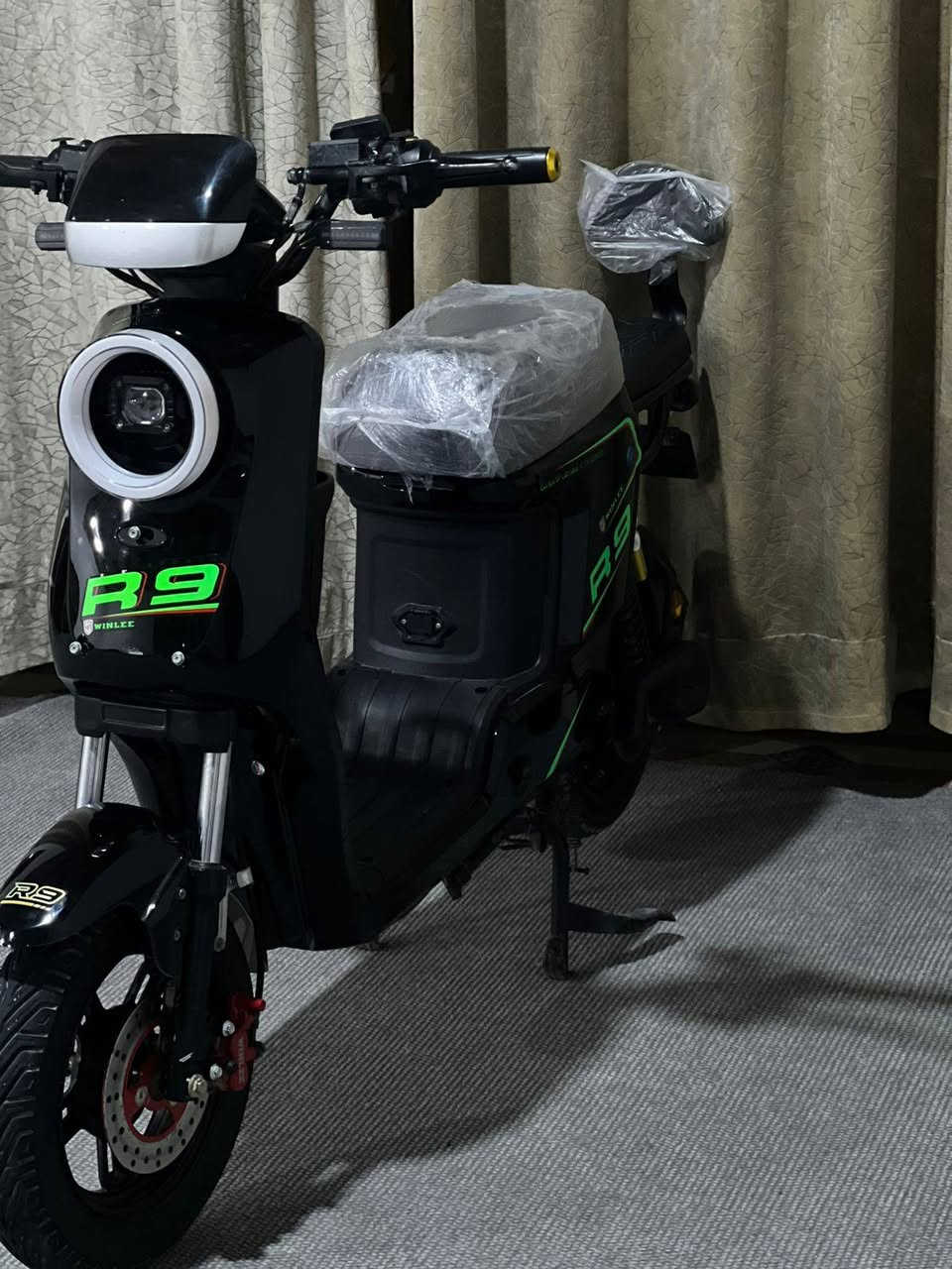 السلام عليكم دراجه شحن R9 موديل 2026 كرتون ماشي قليل بطاريات كبار 32 امبير بعده كرتون  كهربائيات كلها شغاله العنوان البصره الزبير الاستفسار ***********
