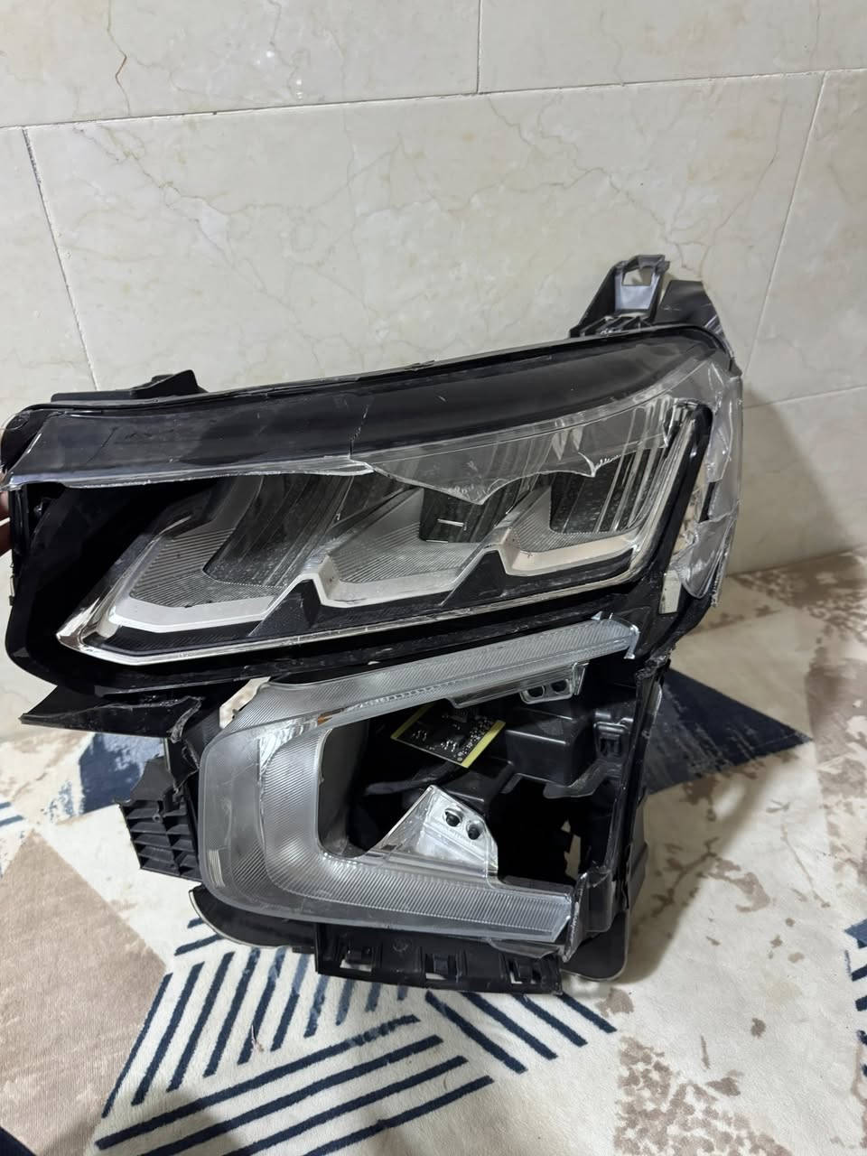 السلام عليكم
أغراض تاهو للبيع 
لايتات امامي بوليسي بلادي (واحد بيهم مكسور)
كشنات امامية مخمل 
ستيرن 
تحكم سقف 
فرشة كاملة 
وبعد أغراض (دوسات،بطاين )
*********** واتساب
