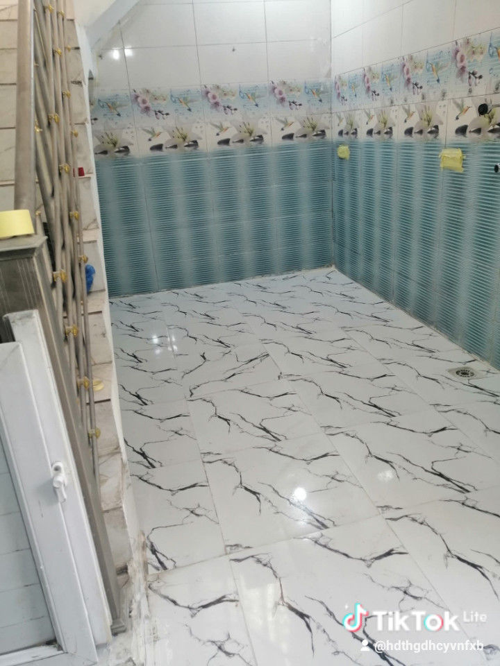 بيت للبيع مساحه 100 متر يحتوي على غرفة وصاله ومطبخ وستقبال وصحيات عدد 2 يبعد عن الشارع العام 100 متر العنوان شارع الصب عمود 321  قرب مدرسة اولياء الصالحين لاستفسار ***********
