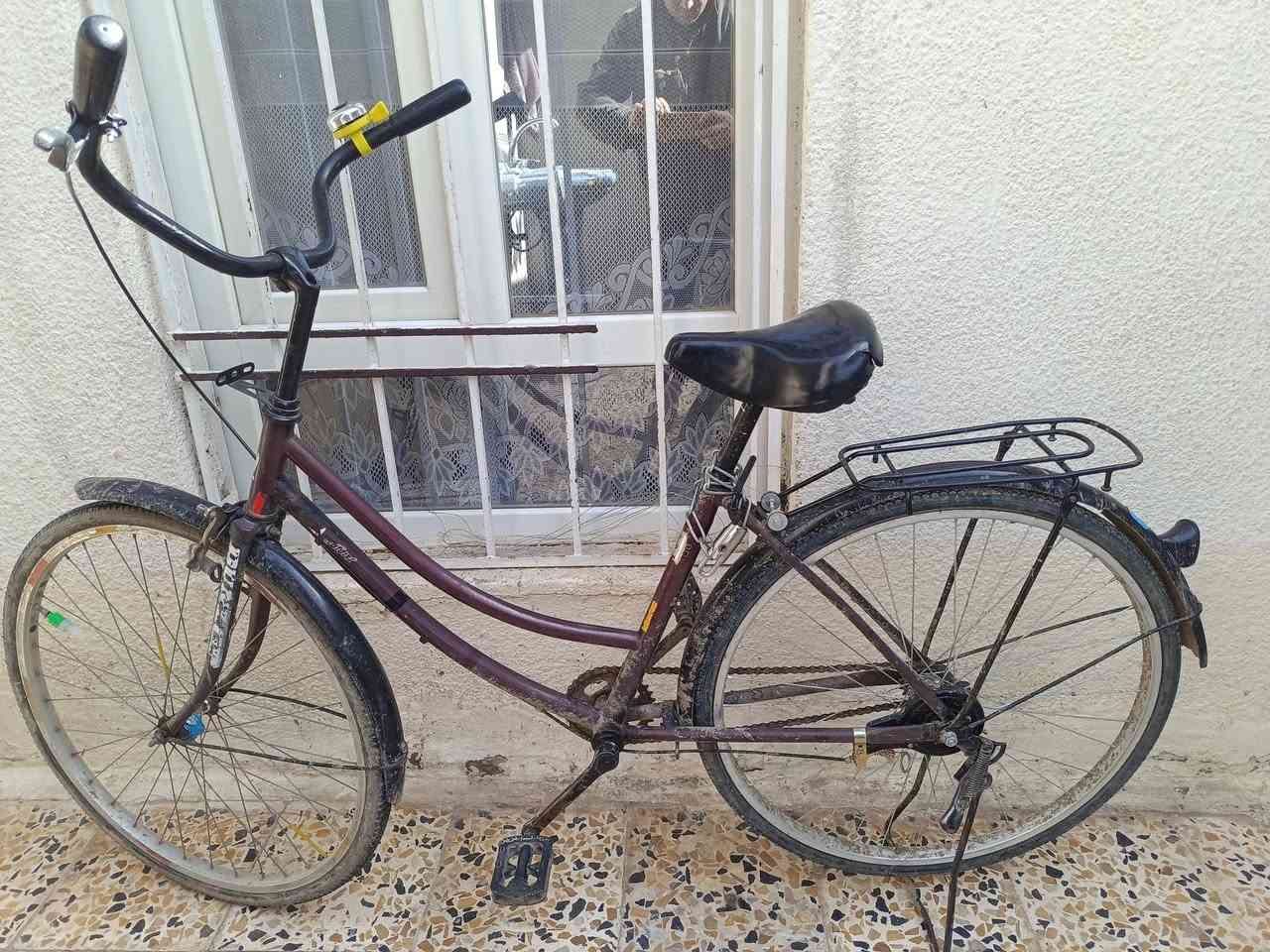 السلام عليكم بايسكل حجم 26للبيع مكاني حزيران البايسكل مال بيت نضافه 70 ب100 سعر البايسكل 35 وبي مجال التواصل والاتصال *********** وخاص
